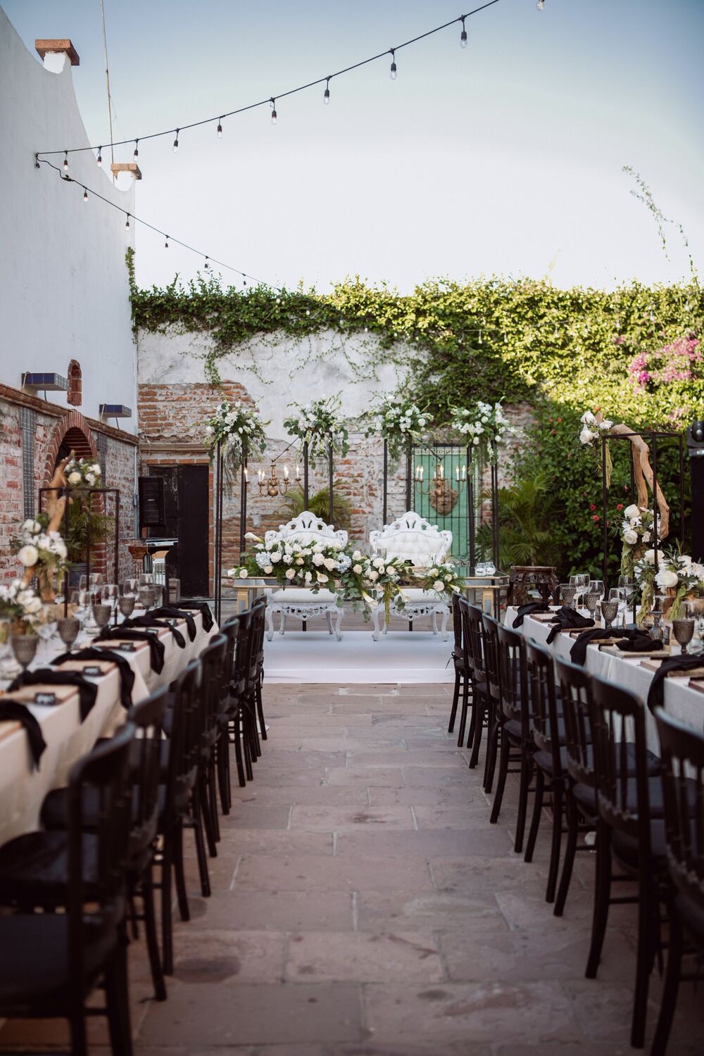 Tavolata di matrimonio illuminata